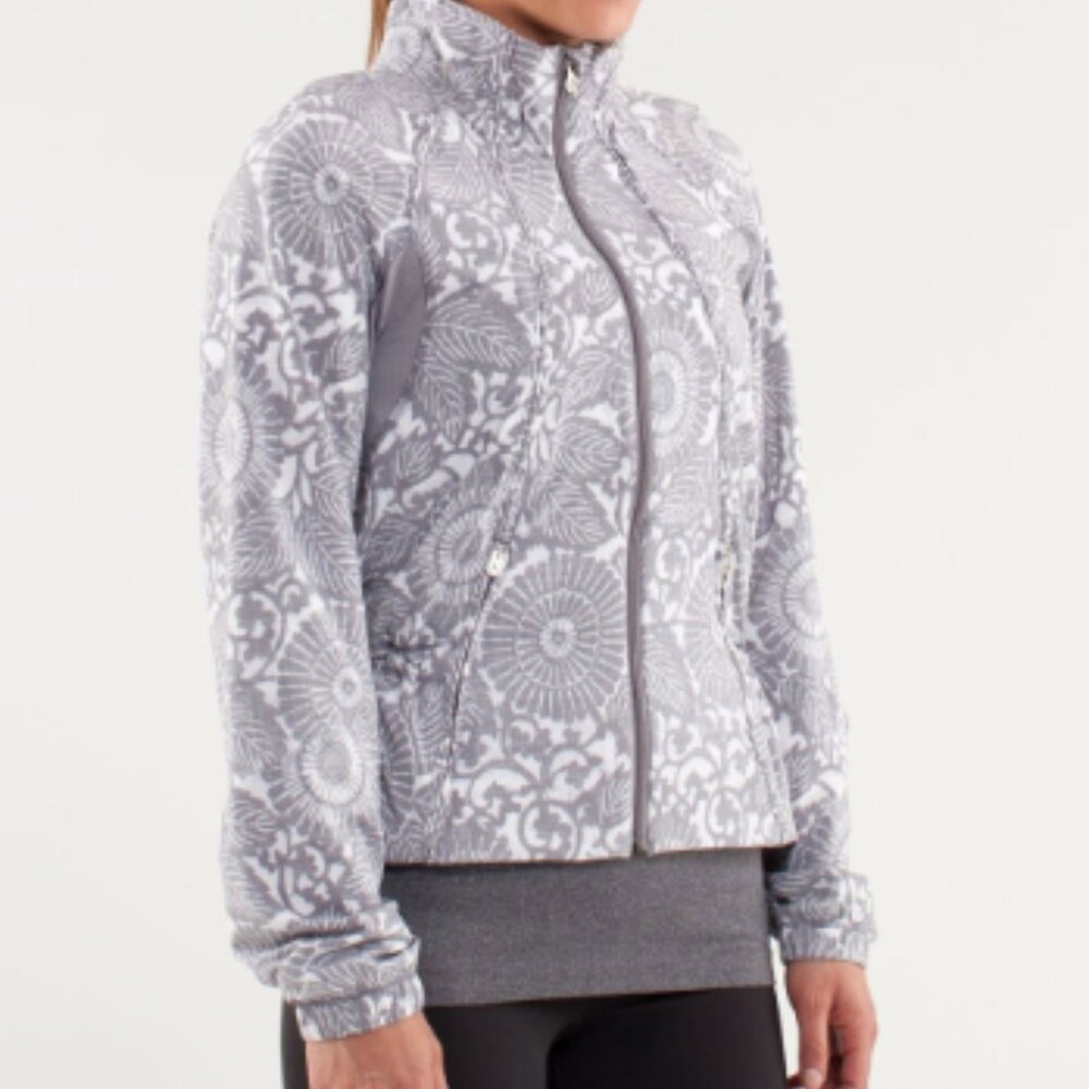 (2475) LULULEMON Run: Travel To Track Jacket *Print Sz 10/12 P2P=17.5" **LOVED** - Picture 1 of 10